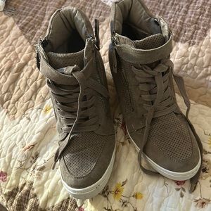 This shoes have been worn ones